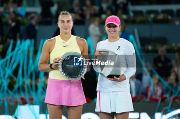 2024-05-04 - Iga Swiatek of Poland (Winner) and Aryna Sabalenka of Belarus (runner-up) with the trophies during the Mutua Madrid Open 2024, ATP Masters 1000 and WTA 1000, tennis tournament on May 4, 2024 at Caja Magica in Madrid, Spain - TENNIS - MUTUA MADRID OPEN 2024 - INTERNATIONALS - TENNIS