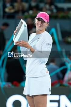 04/05/2024 - Iga Swiatek of Poland celebrates with the trophy after winning against Aryna Sabalenka of Belarus during the Mutua Madrid Open 2024, ATP Masters 1000 and WTA 1000, tennis tournament on May 4, 2024 at Caja Magica in Madrid, Spain - TENNIS - MUTUA MADRID OPEN 2024 - INTERNAZIONALI - TENNIS
