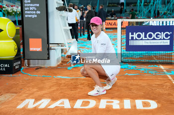 04/05/2024 - Iga Swiatek of Poland celebrates with the trophy after winning against Aryna Sabalenka of Belarus during the Mutua Madrid Open 2024, ATP Masters 1000 and WTA 1000, tennis tournament on May 4, 2024 at Caja Magica in Madrid, Spain - TENNIS - MUTUA MADRID OPEN 2024 - INTERNAZIONALI - TENNIS