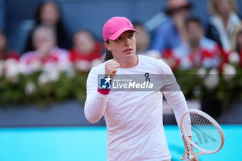 2024-05-04 - Iga Swiatek of Poland in action against Aryna Sabalenka of Belarus during the Mutua Madrid Open 2024, ATP Masters 1000 and WTA 1000, tennis tournament on May 4, 2024 at Caja Magica in Madrid, Spain - TENNIS - MUTUA MADRID OPEN 2024 - INTERNATIONALS - TENNIS