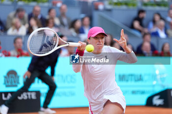 04/05/2024 - Iga Swiatek of Poland in action against Aryna Sabalenka of Belarus during the Mutua Madrid Open 2024, ATP Masters 1000 and WTA 1000, tennis tournament on May 4, 2024 at Caja Magica in Madrid, Spain - TENNIS - MUTUA MADRID OPEN 2024 - INTERNAZIONALI - TENNIS