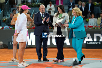 04/05/2024 - Iga Swiatek of Poland receives the winner trophy from Garbine Muguruza and Maria Inmaculada Sanz after winning against Aryna Sabalenka of Belarus during the Mutua Madrid Open 2024, ATP Masters 1000 and WTA 1000, tennis tournament on May 4, 2024 at Caja Magica in Madrid, Spain - TENNIS - MUTUA MADRID OPEN 2024 - INTERNAZIONALI - TENNIS