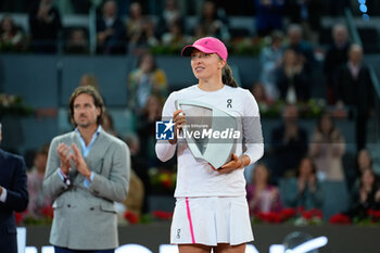 2024-05-04 - Iga Swiatek of Poland celebrates with the trophy after winning against Aryna Sabalenka of Belarus during the Mutua Madrid Open 2024, ATP Masters 1000 and WTA 1000, tennis tournament on May 4, 2024 at Caja Magica in Madrid, Spain - TENNIS - MUTUA MADRID OPEN 2024 - INTERNATIONALS - TENNIS