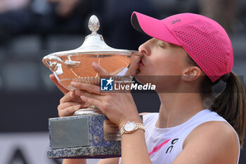 2024-05-18 - Iga Swiatek (POL) during the final against Arena Sabalenka (BLR) of the WTA Master 1000 Internazionali BNL D'Italia tournament at Foro Italico on May 18, 2024
Fabrizio Corradetti / LiveMedia - INTERNAZIONALI BNL D'ITALIA - INTERNATIONALS - TENNIS