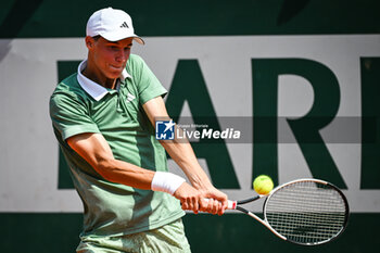 2024-05-20 - Gabriel DEBRU of France during first qualifying day of Roland-Garros 2024, ATP and WTA Grand Slam tennis tournament on May 20, 2024 at Roland-Garros stadium in Paris, France - TENNIS - ROLAND GARROS 2024 - PREVIEWS - INTERNATIONALS - TENNIS