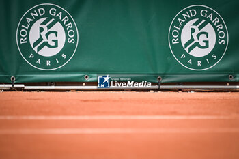 2024-05-20 - Illustration of the official logo of Roland Garros during Roland-Garros 2024, ATP and WTA Grand Slam tennis tournament on May 20, 2024 at Roland-Garros stadium in Paris, France - TENNIS - ROLAND GARROS 2024 - PREVIEWS - INTERNATIONALS - TENNIS