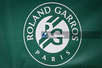 2024-05-20 - Illustration of the official logo of Roland Garros during Roland-Garros 2024, ATP and WTA Grand Slam tennis tournament on May 20, 2024 at Roland-Garros stadium in Paris, France - TENNIS - ROLAND GARROS 2024 - PREVIEWS - INTERNATIONALS - TENNIS