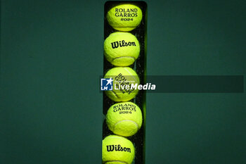 2024-05-20 - Illustration of the official balls during Roland-Garros 2024, ATP and WTA Grand Slam tennis tournament on May 20, 2024 at Roland-Garros stadium in Paris, France - TENNIS - ROLAND GARROS 2024 - PREVIEWS - INTERNATIONALS - TENNIS