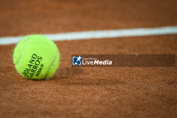 2024-05-20 - Illustration of the official ball during Roland-Garros 2024, ATP and WTA Grand Slam tennis tournament on May 20, 2024 at Roland-Garros stadium in Paris, France - TENNIS - ROLAND GARROS 2024 - PREVIEWS - INTERNATIONALS - TENNIS