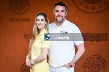 2024-05-26 - Arnaud DUCRET with his wife Claire FRANCISCI during the first day of Roland-Garros 2024, ATP and WTA Grand Slam tennis tournament on May 26, 2024 at Roland-Garros stadium in Paris, France - TENNIS - ROLAND GARROS 2024 - 26/05 - INTERNATIONALS - TENNIS