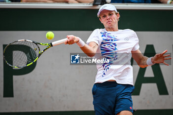 2024-05-26 - Jesper DE JONG of Netherlands during the first day of Roland-Garros 2024, ATP and WTA Grand Slam tennis tournament on May 26, 2024 at Roland-Garros stadium in Paris, France - TENNIS - ROLAND GARROS 2024 - 26/05 - INTERNATIONALS - TENNIS