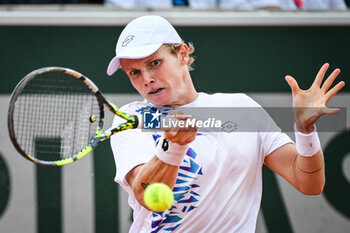 2024-05-26 - Jesper DE JONG of Netherlands during the first day of Roland-Garros 2024, ATP and WTA Grand Slam tennis tournament on May 26, 2024 at Roland-Garros stadium in Paris, France - TENNIS - ROLAND GARROS 2024 - 26/05 - INTERNATIONALS - TENNIS