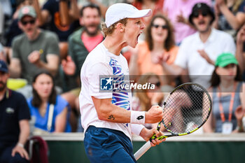 2024-05-26 - Jesper DE JONG of Netherlands celebrates his point during the first day of Roland-Garros 2024, ATP and WTA Grand Slam tennis tournament on May 26, 2024 at Roland-Garros stadium in Paris, France - TENNIS - ROLAND GARROS 2024 - 26/05 - INTERNATIONALS - TENNIS