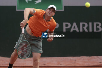 2024-05-26 - Hubert Hurkacz of Poland during day 1 of the 2024 French Open, Roland-Garros 2024, Grand Slam tennis tournament on May 26, 2024 at Roland-Garros stadium in Paris, France - TENNIS - ROLAND GARROS 2024 - 26/05 - INTERNATIONALS - TENNIS