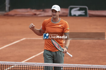 2024-05-26 - Hubert Hurkacz of Poland celebrates his first round victory during day 1 of the 2024 French Open, Roland-Garros 2024, Grand Slam tennis tournament on May 26, 2024 at Roland-Garros stadium in Paris, France - TENNIS - ROLAND GARROS 2024 - 26/05 - INTERNATIONALS - TENNIS