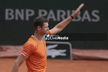 2024-05-26 - Hubert Hurkacz of Poland celebrates his first round victory during day 1 of the 2024 French Open, Roland-Garros 2024, Grand Slam tennis tournament on May 26, 2024 at Roland-Garros stadium in Paris, France - TENNIS - ROLAND GARROS 2024 - 26/05 - INTERNATIONALS - TENNIS