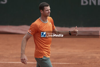 2024-05-26 - Hubert Hurkacz of Poland celebrates his first round victory during day 1 of the 2024 French Open, Roland-Garros 2024, Grand Slam tennis tournament on May 26, 2024 at Roland-Garros stadium in Paris, France - TENNIS - ROLAND GARROS 2024 - 26/05 - INTERNATIONALS - TENNIS