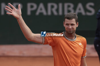 2024-05-26 - Hubert Hurkacz of Poland celebrates his first round victory during day 1 of the 2024 French Open, Roland-Garros 2024, Grand Slam tennis tournament on May 26, 2024 at Roland-Garros stadium in Paris, France - TENNIS - ROLAND GARROS 2024 - 26/05 - INTERNATIONALS - TENNIS