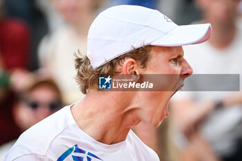 2024-05-26 - Jesper DE JONG of Netherlands celebrates his point during the first day of Roland-Garros 2024, ATP and WTA Grand Slam tennis tournament on May 26, 2024 at Roland-Garros stadium in Paris, France - TENNIS - ROLAND GARROS 2024 - 26/05 - INTERNATIONALS - TENNIS