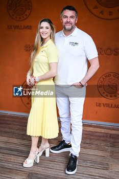 2024-05-26 - Arnaud DUCRET with his wife Claire FRANCISCI during the first day of Roland-Garros 2024, ATP and WTA Grand Slam tennis tournament on May 26, 2024 at Roland-Garros stadium in Paris, France - TENNIS - ROLAND GARROS 2024 - 26/05 - INTERNATIONALS - TENNIS