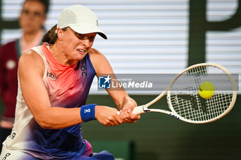 2024-05-27 - Iga SWIATEK of Poland during the second day of Roland-Garros 2024, ATP and WTA Grand Slam tennis tournament on May 27, 2024 at Roland-Garros stadium in Paris, France - TENNIS - ROLAND GARROS 2024 - 27/05 - INTERNATIONALS - TENNIS