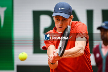 2024-05-27 - Jannik SINNER of Italy during the second day of Roland-Garros 2024, ATP and WTA Grand Slam tennis tournament on May 27, 2024 at Roland-Garros stadium in Paris, France - TENNIS - ROLAND GARROS 2024 - 27/05 - INTERNATIONALS - TENNIS