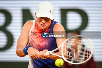 2024-05-27 - Iga SWIATEK of Poland during the second day of Roland-Garros 2024, ATP and WTA Grand Slam tennis tournament on May 27, 2024 at Roland-Garros stadium in Paris, France - TENNIS - ROLAND GARROS 2024 - 27/05 - INTERNATIONALS - TENNIS