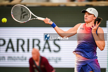 2024-05-27 - Iga SWIATEK of Poland during the second day of Roland-Garros 2024, ATP and WTA Grand Slam tennis tournament on May 27, 2024 at Roland-Garros stadium in Paris, France - TENNIS - ROLAND GARROS 2024 - 27/05 - INTERNATIONALS - TENNIS