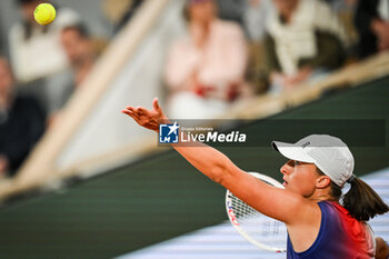 2024-05-27 - Iga SWIATEK of Poland during the second day of Roland-Garros 2024, ATP and WTA Grand Slam tennis tournament on May 27, 2024 at Roland-Garros stadium in Paris, France - TENNIS - ROLAND GARROS 2024 - 27/05 - INTERNATIONALS - TENNIS