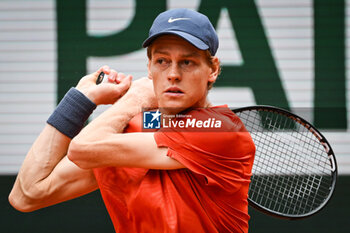 2024-05-27 - Jannik SINNER of Italy during the second day of Roland-Garros 2024, ATP and WTA Grand Slam tennis tournament on May 27, 2024 at Roland-Garros stadium in Paris, France - TENNIS - ROLAND GARROS 2024 - 27/05 - INTERNATIONALS - TENNIS