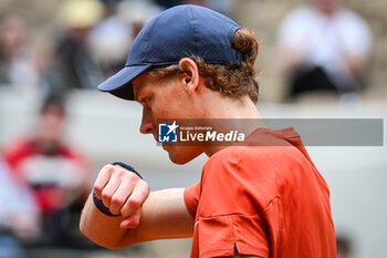 2024-05-27 - Jannik SINNER of Italy during the second day of Roland-Garros 2024, ATP and WTA Grand Slam tennis tournament on May 27, 2024 at Roland-Garros stadium in Paris, France - TENNIS - ROLAND GARROS 2024 - 27/05 - INTERNATIONALS - TENNIS