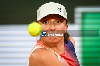 2024-05-27 - Iga SWIATEK of Poland during the second day of Roland-Garros 2024, ATP and WTA Grand Slam tennis tournament on May 27, 2024 at Roland-Garros stadium in Paris, France - TENNIS - ROLAND GARROS 2024 - 27/05 - INTERNATIONALS - TENNIS