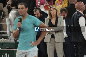 2024-05-27 - French Open Director Amelie Mauresmo watching Rafael Nadal of Spain speaking to the crowd following his first round match defeat against Alexander Zverev aka Sascha Zverev of Germany on day 2 of the 2024 French Open, Roland-Garros 2024, Grand Slam tennis tournament on May 27, 2024 at Roland-Garros stadium in Paris, France - TENNIS - ROLAND GARROS 2024 - 27/05 - INTERNATIONALS - TENNIS