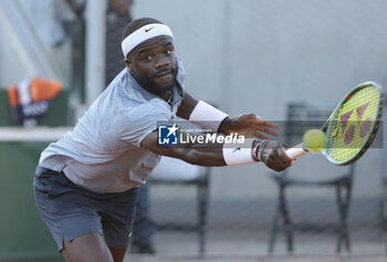 2024-05-27 - Frances Tiafoe of USA during day 2 of the 2024 French Open, Roland-Garros 2024, Grand Slam tennis tournament on May 27, 2024 at Roland-Garros stadium in Paris, France - TENNIS - ROLAND GARROS 2024 - 27/05 - INTERNATIONALS - TENNIS