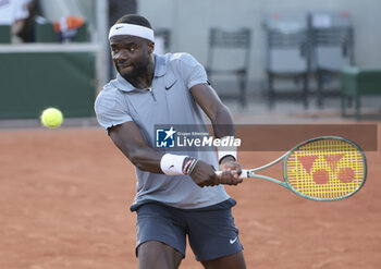 2024-05-27 - Frances Tiafoe of USA during day 2 of the 2024 French Open, Roland-Garros 2024, Grand Slam tennis tournament on May 27, 2024 at Roland-Garros stadium in Paris, France - TENNIS - ROLAND GARROS 2024 - 27/05 - INTERNATIONALS - TENNIS