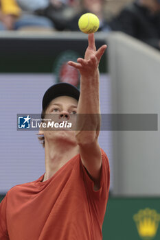 2024-05-27 - Jannik Sinner of Italy during day 2 of the 2024 French Open, Roland-Garros 2024, Grand Slam tennis tournament on May 27, 2024 at Roland-Garros stadium in Paris, France - TENNIS - ROLAND GARROS 2024 - 27/05 - INTERNATIONALS - TENNIS