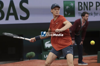 2024-05-27 - Jannik Sinner of Italy during day 2 of the 2024 French Open, Roland-Garros 2024, Grand Slam tennis tournament on May 27, 2024 at Roland-Garros stadium in Paris, France - TENNIS - ROLAND GARROS 2024 - 27/05 - INTERNATIONALS - TENNIS