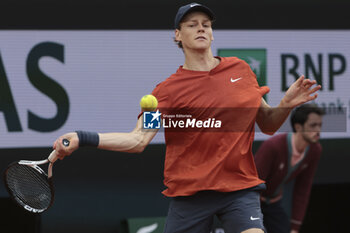 2024-05-27 - Jannik Sinner of Italy during day 2 of the 2024 French Open, Roland-Garros 2024, Grand Slam tennis tournament on May 27, 2024 at Roland-Garros stadium in Paris, France - TENNIS - ROLAND GARROS 2024 - 27/05 - INTERNATIONALS - TENNIS