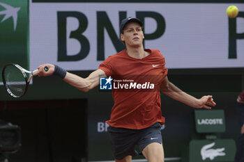 2024-05-27 - Jannik Sinner of Italy during day 2 of the 2024 French Open, Roland-Garros 2024, Grand Slam tennis tournament on May 27, 2024 at Roland-Garros stadium in Paris, France - TENNIS - ROLAND GARROS 2024 - 27/05 - INTERNATIONALS - TENNIS