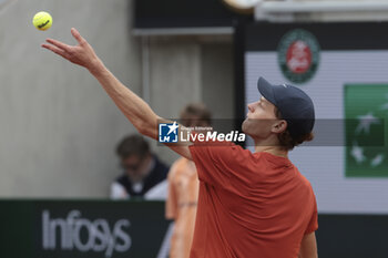 2024-05-27 - Jannik Sinner of Italy during day 2 of the 2024 French Open, Roland-Garros 2024, Grand Slam tennis tournament on May 27, 2024 at Roland-Garros stadium in Paris, France - TENNIS - ROLAND GARROS 2024 - 27/05 - INTERNATIONALS - TENNIS