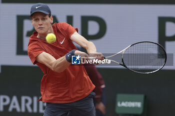 2024-05-27 - Jannik Sinner of Italy during day 2 of the 2024 French Open, Roland-Garros 2024, Grand Slam tennis tournament on May 27, 2024 at Roland-Garros stadium in Paris, France - TENNIS - ROLAND GARROS 2024 - 27/05 - INTERNATIONALS - TENNIS