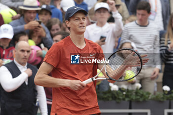 2024-05-27 - Jannik Sinner of Italy celebrates his victory during day 2 of the 2024 French Open, Roland-Garros 2024, Grand Slam tennis tournament on May 27, 2024 at Roland-Garros stadium in Paris, France - TENNIS - ROLAND GARROS 2024 - 27/05 - INTERNATIONALS - TENNIS