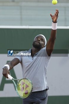 2024-05-27 - Frances Tiafoe of USA during day 2 of the 2024 French Open, Roland-Garros 2024, Grand Slam tennis tournament on May 27, 2024 at Roland-Garros stadium in Paris, France - TENNIS - ROLAND GARROS 2024 - 27/05 - INTERNATIONALS - TENNIS