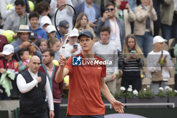 2024-05-27 - Jannik Sinner of Italy celebrates his victory during day 2 of the 2024 French Open, Roland-Garros 2024, Grand Slam tennis tournament on May 27, 2024 at Roland-Garros stadium in Paris, France - TENNIS - ROLAND GARROS 2024 - 27/05 - INTERNATIONALS - TENNIS