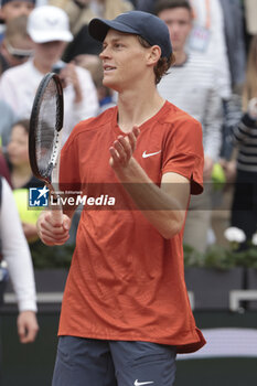 2024-05-27 - Jannik Sinner of Italy celebrates his victory during day 2 of the 2024 French Open, Roland-Garros 2024, Grand Slam tennis tournament on May 27, 2024 at Roland-Garros stadium in Paris, France - TENNIS - ROLAND GARROS 2024 - 27/05 - INTERNATIONALS - TENNIS