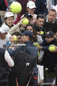 2024-05-27 - Jannik Sinner of Italy signs autographs during day 2 of the 2024 French Open, Roland-Garros 2024, Grand Slam tennis tournament on May 27, 2024 at Roland-Garros stadium in Paris, France - TENNIS - ROLAND GARROS 2024 - 27/05 - INTERNATIONALS - TENNIS