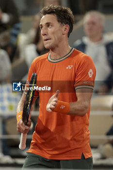 2024-05-28 - Casper Ruud of Norway celebrates his first round victory during day 3 of 2024 French Open, Roland-Garros 2024, Grand Slam tennis tournament on May 28, 2024 at Roland-Garros stadium in Paris, France - TENNIS - ROLAND GARROS 2024 - 28/05 - INTERNATIONALS - TENNIS