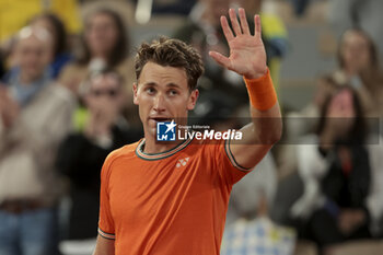 2024-05-28 - Casper Ruud of Norway celebrates his first round victory during day 3 of 2024 French Open, Roland-Garros 2024, Grand Slam tennis tournament on May 28, 2024 at Roland-Garros stadium in Paris, France - TENNIS - ROLAND GARROS 2024 - 28/05 - INTERNATIONALS - TENNIS