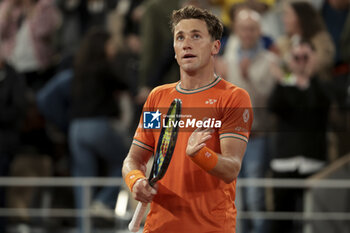 2024-05-28 - Casper Ruud of Norway celebrates his first round victory during day 3 of 2024 French Open, Roland-Garros 2024, Grand Slam tennis tournament on May 28, 2024 at Roland-Garros stadium in Paris, France - TENNIS - ROLAND GARROS 2024 - 28/05 - INTERNATIONALS - TENNIS