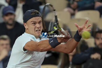 2024-05-28 - Holger Rune of Denmark during day 3 of 2024 French Open, Roland-Garros 2024, Grand Slam tennis tournament on May 28, 2024 at Roland-Garros stadium in Paris, France - TENNIS - ROLAND GARROS 2024 - 28/05 - INTERNATIONALS - TENNIS